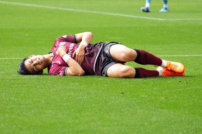 前半、腹部を痛めた佐々木大樹　©Masashi Hara