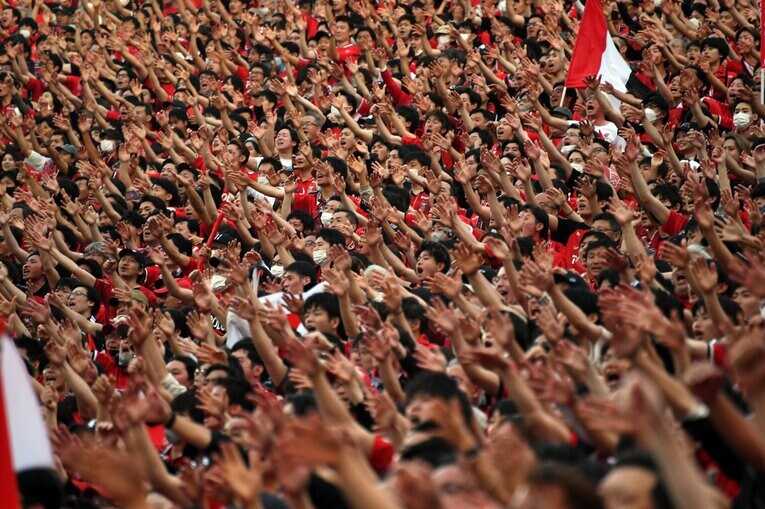 凄まじい熱量で声援を送るサポーター