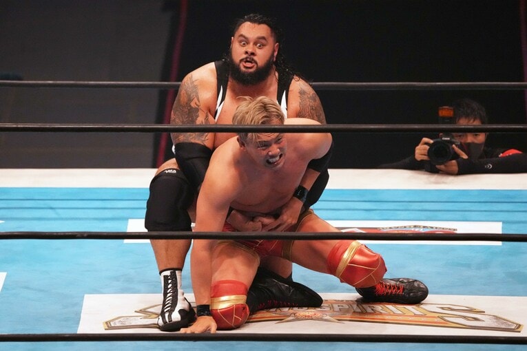 WWEに切られた男の逆襲…160キロの“空飛ぶ怪物”ジョナが『G1』本命オカダ・カズチカを圧殺「オレはデカすぎて、強すぎて、無敵すぎる」(12)
