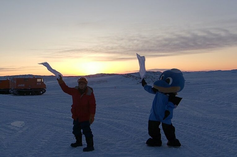 タオルを回して凍らせてみる ／ photograph by 国立極地研究所・川崎フロンターレ