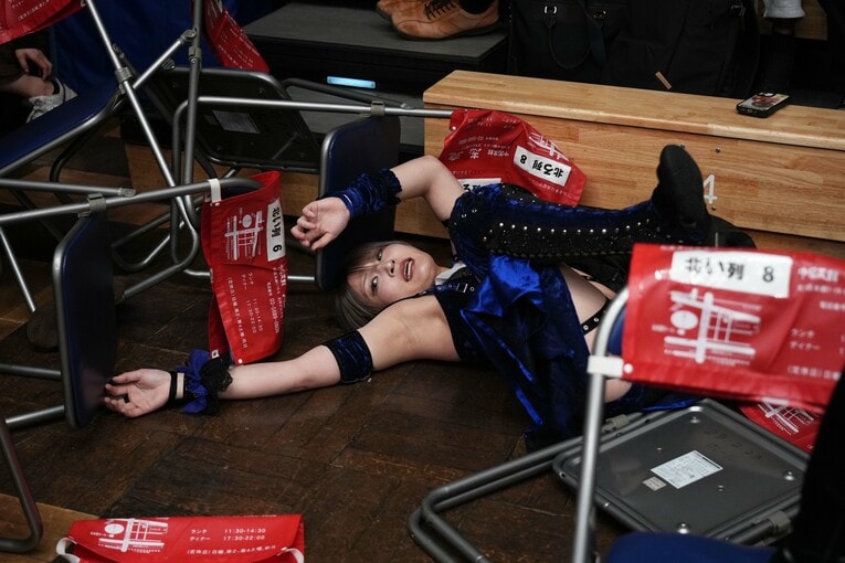 場外でイスの間に倒れる安納サオリ　©Essei Hara