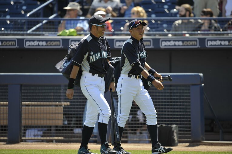 シアトル・マリナーズ時代の川崎宗則とイチロー（2012年）©︎Naoya Sanuki