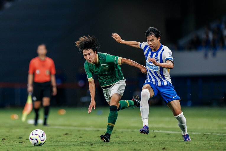 日本ツアーで三笘が見せた「ヒールターンからの必殺ドリブル突破とアウトサイドシュート」（全15枚）©Kiichi Matsumoto