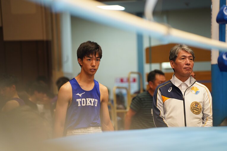 東大ボクシング部・城崎昌彦監督（右）の横で、緊張の面持ちの伊藤朝樹　©︎Shunya Seri