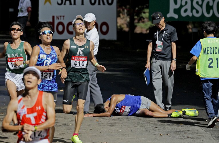 【前回予選会】ゴールまであとわずか10ｍで無念の棄権となった東海大のロホマン　©KYODO