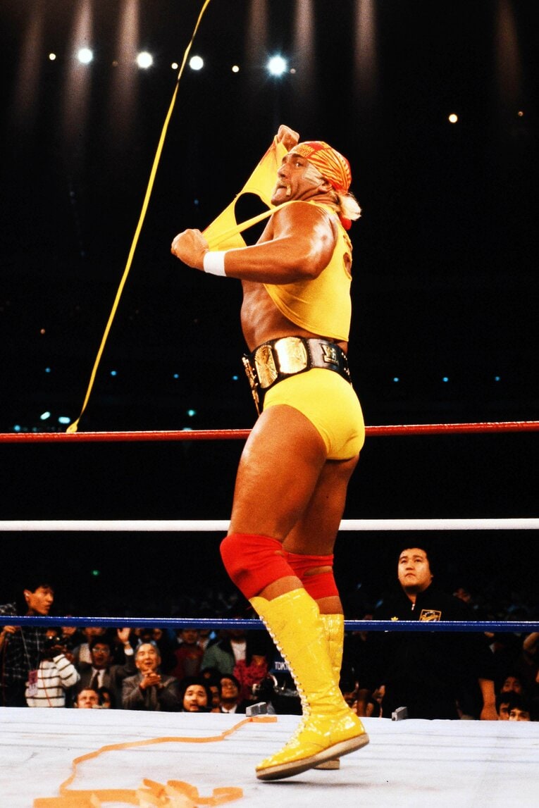 Tシャツを引き裂くパフォーマンスをみせるハルク・ホーガン　©Essei Hara