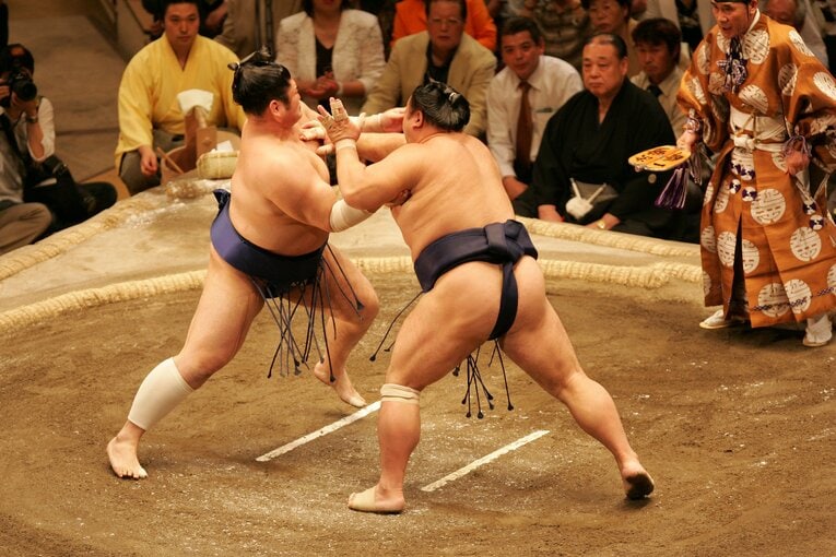 千代大海の激しい突っ張り（2007年）©JMPA