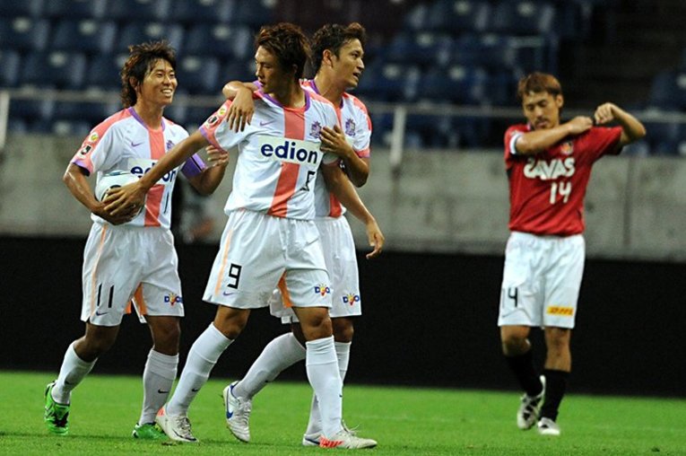 2011年J1第23節・浦和vs広島、ゴールを決めた李忠成を喜ぶ佐藤寿人　©︎Etsuo Hara/Getty Images