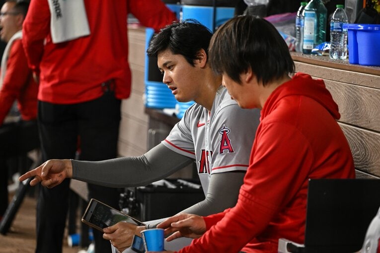 水原通訳と勉強中の大谷　©Nanae Suzuki