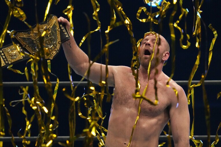 王座防衛の余韻に浸るジョン・モクスリー　©Essei Hara