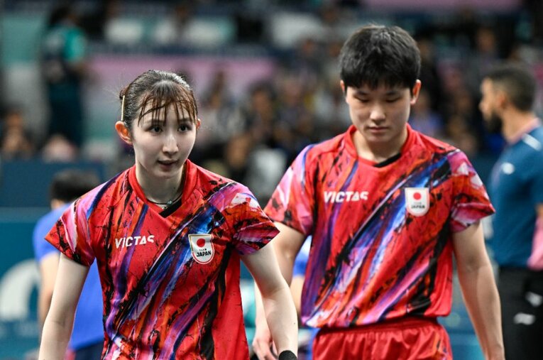 現地時間7月27日、パリ五輪の卓球混合ダブルス1回戦で北朝鮮ペアに敗れた早田ひなと張本智和 ／ photograph by Asami Enomoto/JMPA
