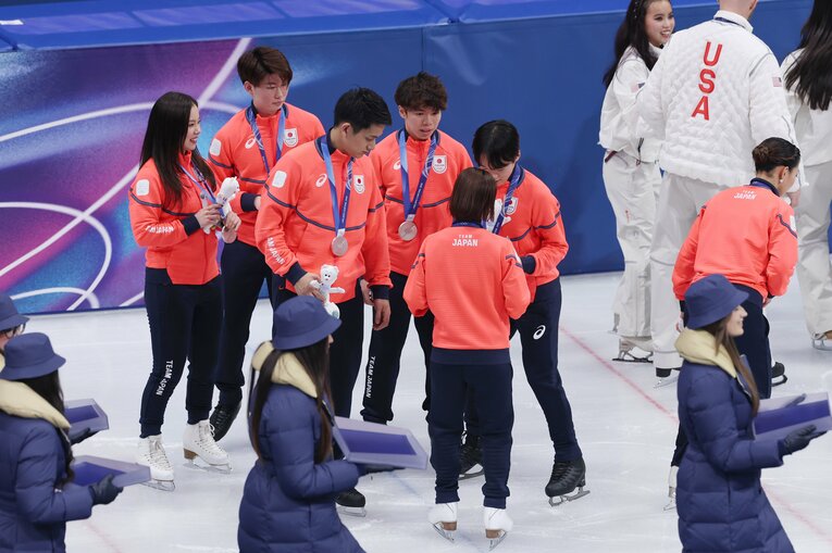 表彰台を降りた日本の選手たち【スワイプするとそのほかの写真もご覧になれます】　©JIJI PRESS