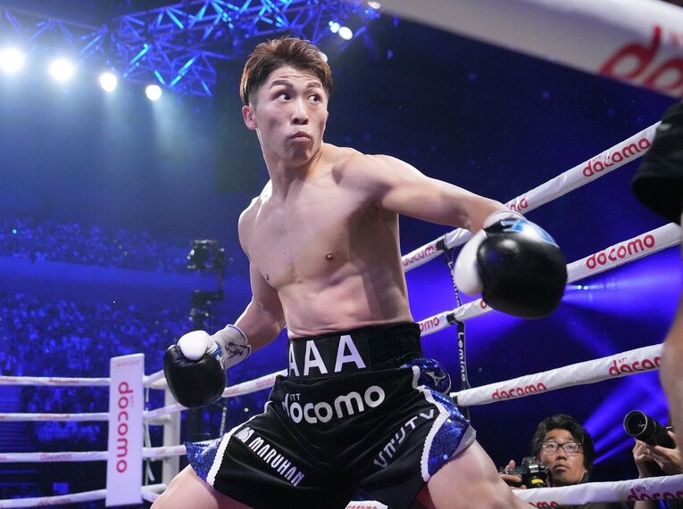 コーナーにフルトンを追い詰める井上尚弥　©Naoki Fukuda