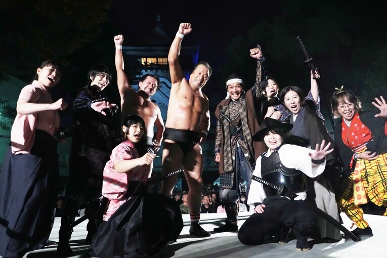 小倉城武将隊と「ダーッ」を披露　©Essei Hara