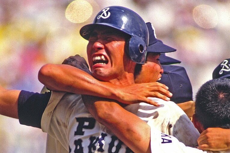 1985年、夏の甲子園決勝で優勝を決めた際の清原（3年）。この時、1年生立浪はスタンドにいた ／ photograph by Katsuro Okazawa/AFLO