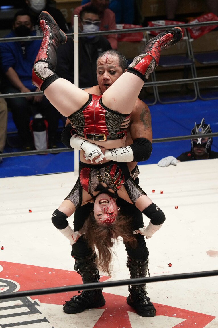 葛西純のパイルドライバーを食らう鈴季すず