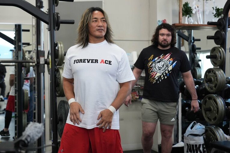 道場に入ったウルフアロンと棚橋弘至　©Essei Hara