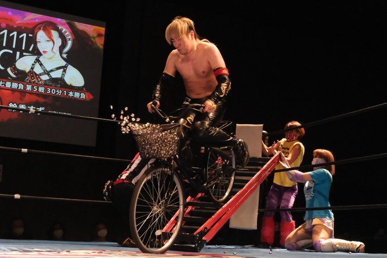 「いつか、傷だらけの背中でウェディングドレスを」 18歳の女子レスラー・鈴季すずが大流血を「嬉しい」と語る理由(38)