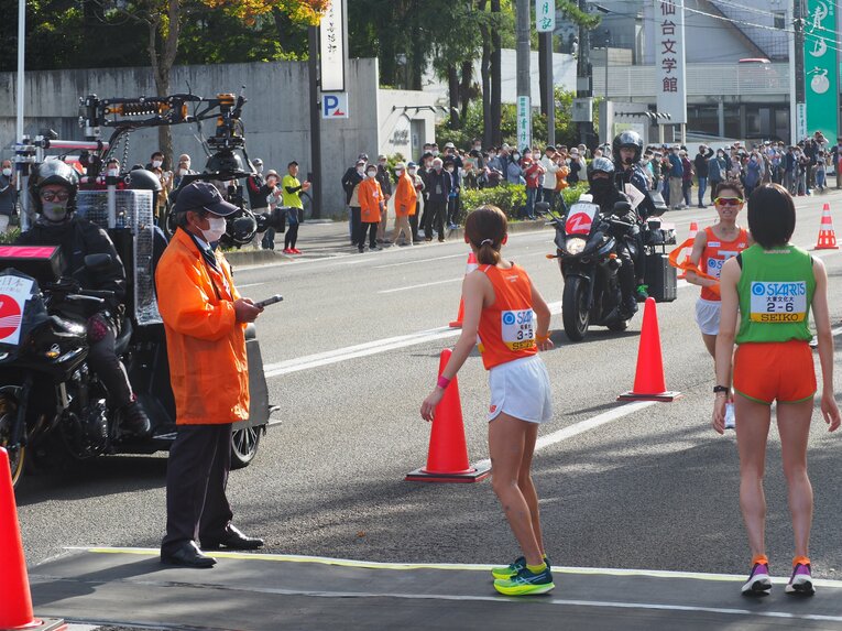 不破が中継所手前で大東文化大を抜き、中継所の並びも入れ替わる　©Yu Saito