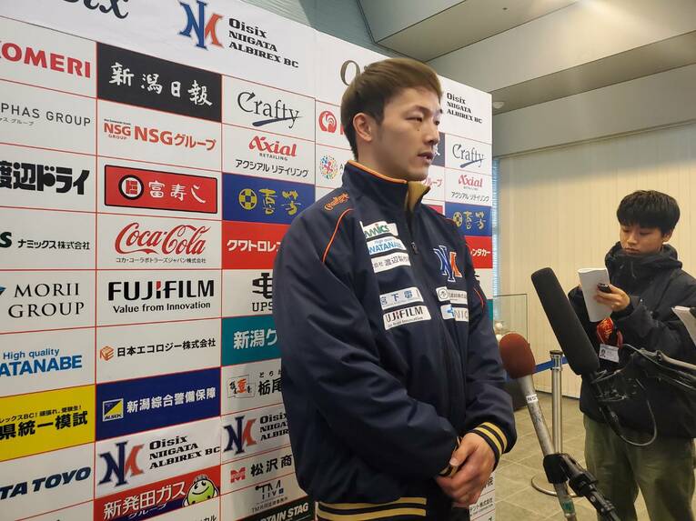 キャンプインの練習後、記者会見に臨む元広島の薮田　©Shunsaku Sakai