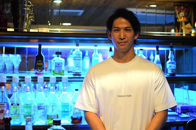 広島市内でバー「BIG BASE」を経営する現在の宇佐美塁大さん