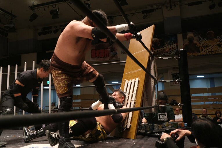 蛍光灯で殴り合い、大流血して…メキシコ人デスマッチファイター「もっと日本にいたい」ビオレント・ジャックの切実な思い「外国人がって…でも、ここがオレの家」(90)