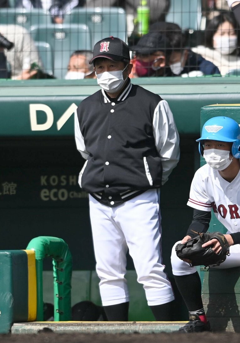 広陵の中井哲之監督。袖が白、ボディが黒、シンプルなスタジャンが話題に。星さんによると「ミズノの完全別注モデルのようです」　©Sankei Shimbun