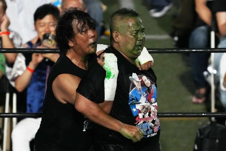 毒霧を浴びせて、西村修を攻める大仁田厚　©Essei Hara