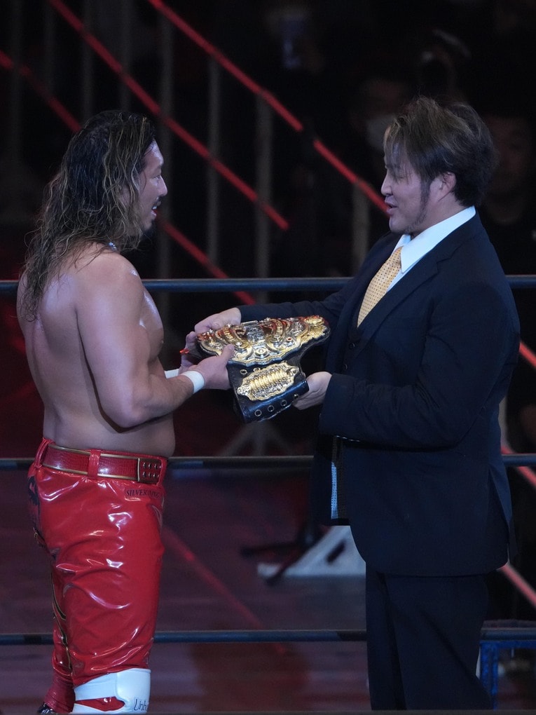 棚橋弘至社長からIWGPヘビー級王座のベルトを受け取る辻陽太　©Essei Hara