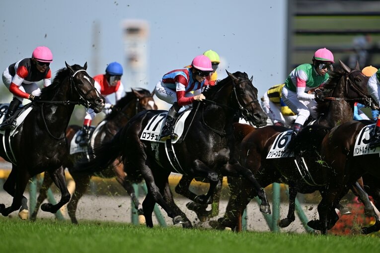 逃げた皐月賞とは打って変わって、中団からの競馬を選択した　©Keiji Ishikawa