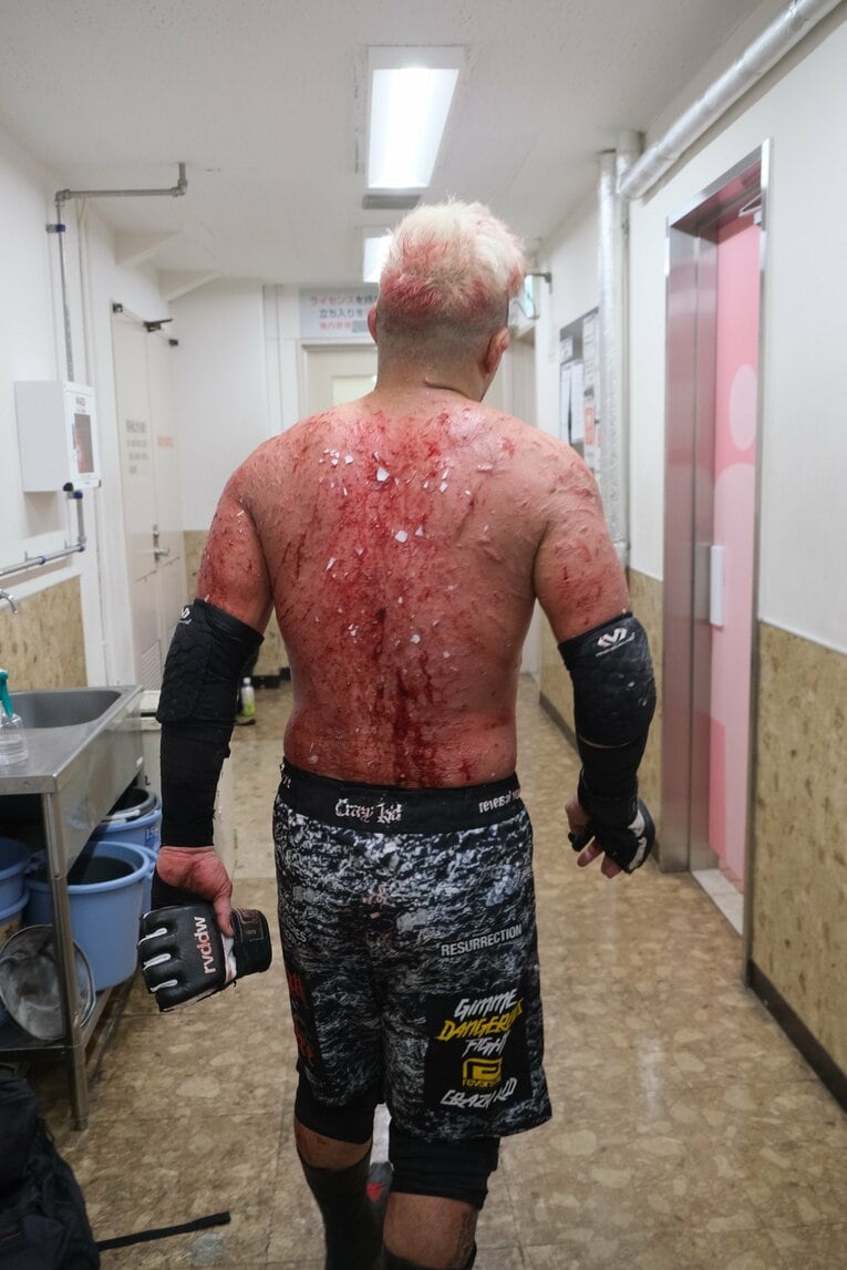 「デスマッチ・イズ・マイライフ」妻の急死を乗り越えた“クレイジー・キッド”竹田誠志の決意「蛍光灯やカミソリで傷つけ…でもそれが生きがい」(40)