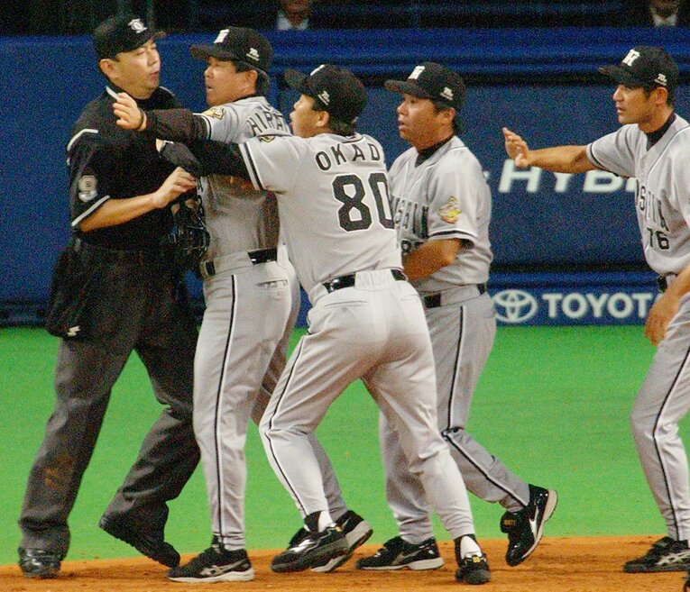 2005年の岡田監督。本塁でのクロスプレーの判定をめぐり猛抗議　©JIJI PRESS
