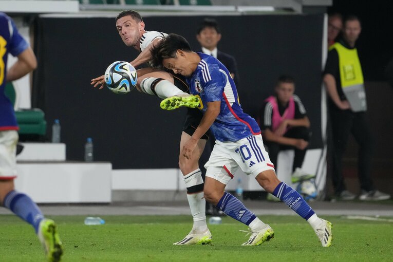 途中出場の久保建英も激しくゲームに入っていった　©Masashi Hara