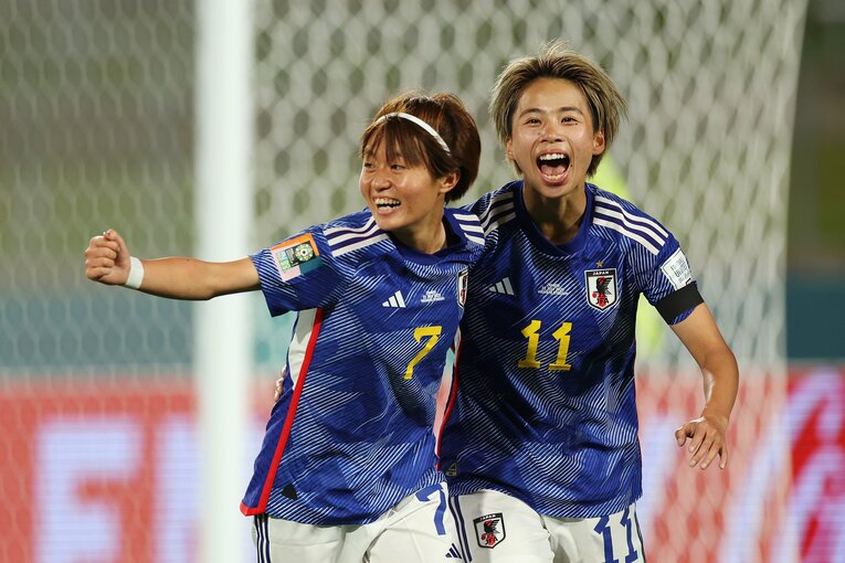 W杯デビュー戦で2ゴールを奪った宮澤ひなた（左）と、“1mmアシスト”も話題を呼んだ田中美南　©︎Getty Images