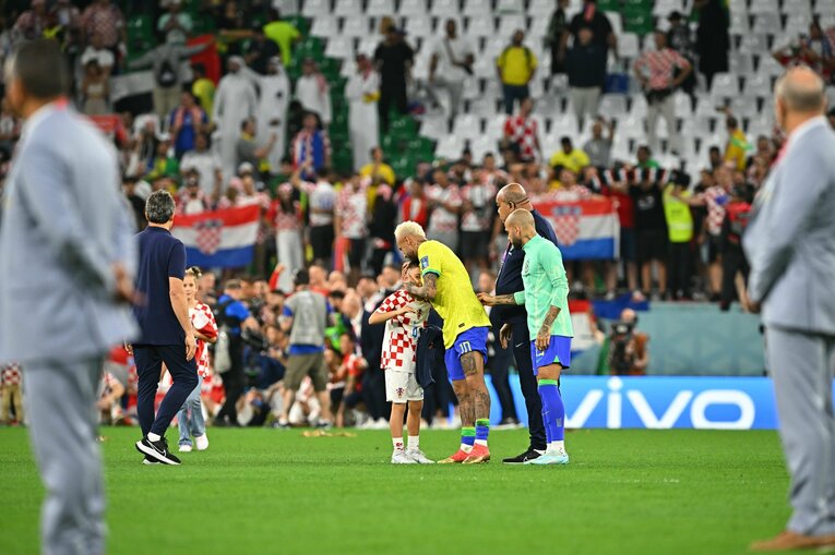 クロアチア選手の子供を愛でるネイマール　©Takuya Kaneko/JMPA