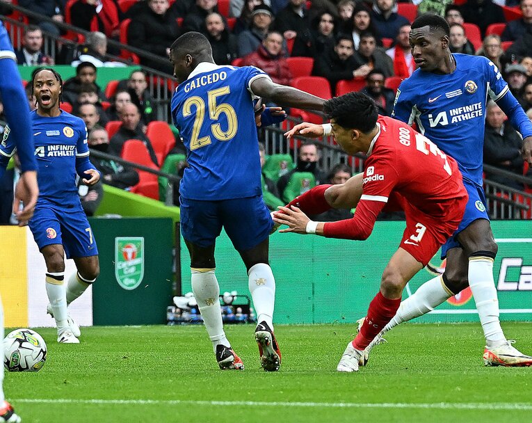 後半7分の場面以外にも、チェルシーのMFカイセドから危険なチャージを受けた【2枚目／全2枚】　©Getty Images