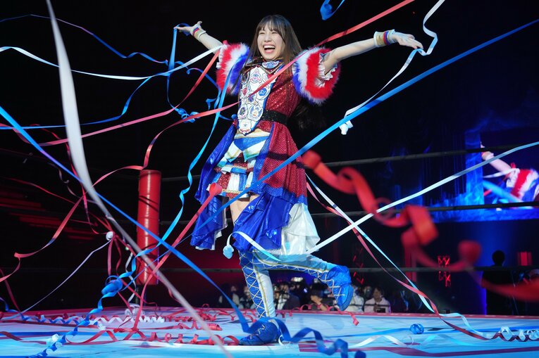 入場してテープを浴びる荒井優希　©Essei Hara