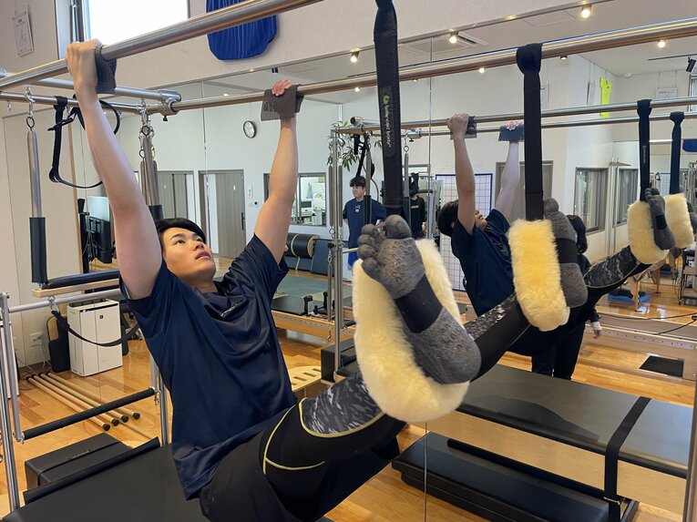 ピラティストレを行う坂本裕哉　©Takashi Ishizuka