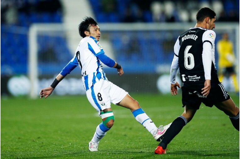 柴崎岳vs岡崎慎司が《ユニフォームを引っ張ってバチバチ》 撮影カメラマンが凍えそうな雨中で捉えた“熱いバトル”の瞬間(31)