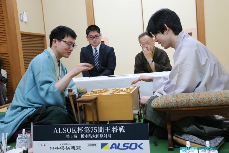 王将戦第5局、激選後の2人の様子（写真は右に続きます）　©Shintaro Okawa