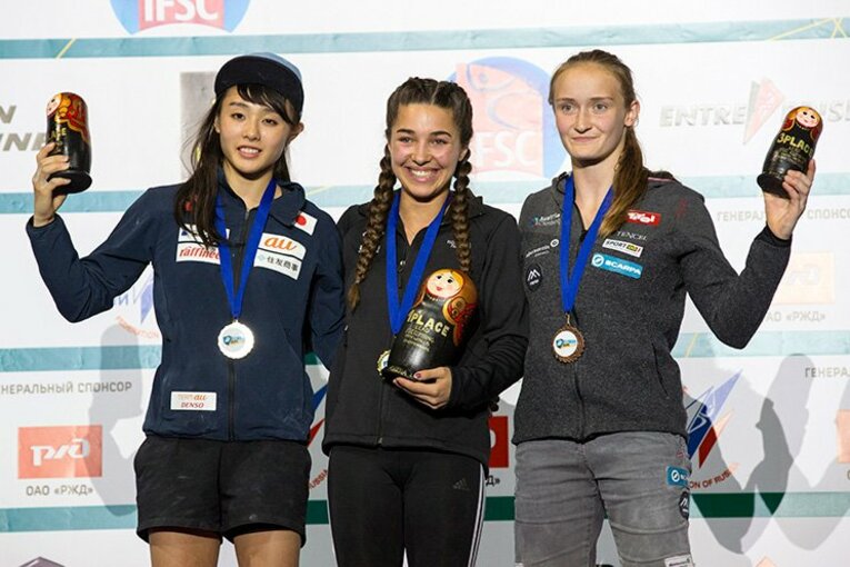 リード女子ユースAで表彰台の2位となった伊藤ふたば（左）。優勝はブルック・ラバトウ（中）。