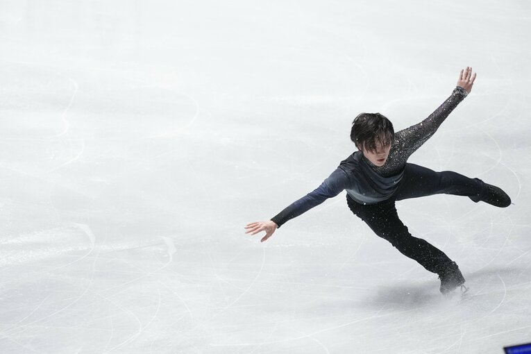 NHK杯SPで演技を行う宇野昌磨