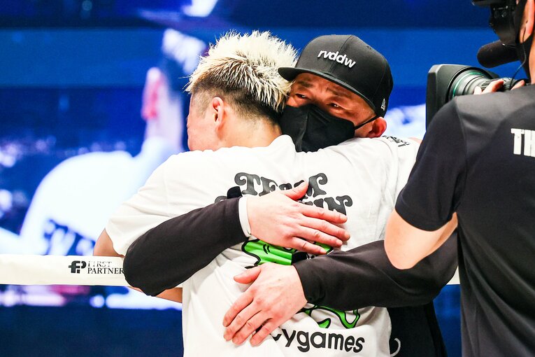 父・那須川弘幸会長との歓喜の抱擁　©THE MATCH 2022/Susumu Nagao