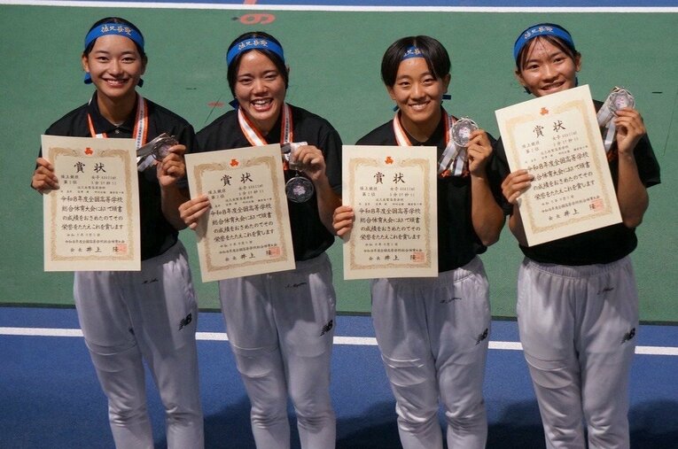 今夏のインターハイで女子トラック種目の総合優勝に輝いた佐久長聖高校陸上部女子。一方で、全国的な強豪になるまでには様々な紆余曲折もあった ／ photograph by 佐久長聖高校陸上部提供