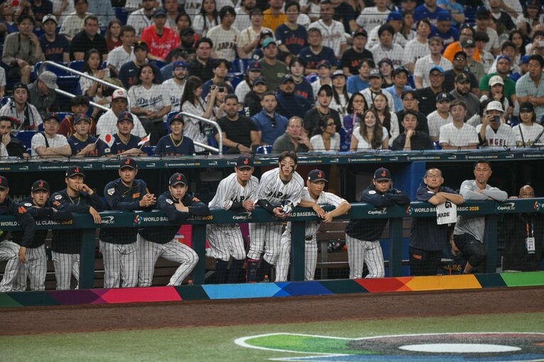 ベネズエラ戦9回ウラ、源田の打席を見つめる小園　©Nanae Suzuki