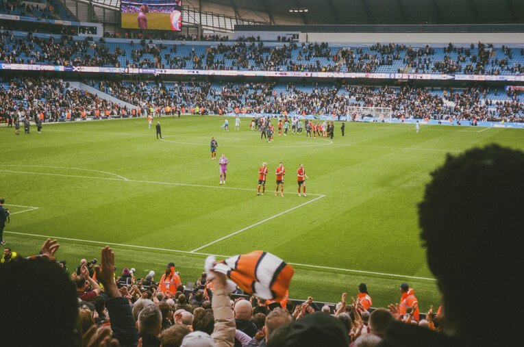 マンチェスター・シティとの激戦の後、スタンドへ駆け寄る橋岡らルートンの選手たち。大敗を喫したがサポーターから拍手が送られた　©︎Yudai Emmei
