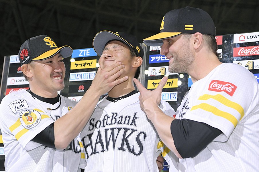 熊本支援と外国人投手初の名球会を。SBサファテ、日本と九州への恩返し。<Number Web> photograph by Kyodo News