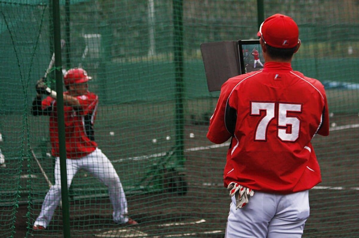 2000本安打”の真髄を伝えたい……。広島の打撃コーチ・石井琢朗の現場感
