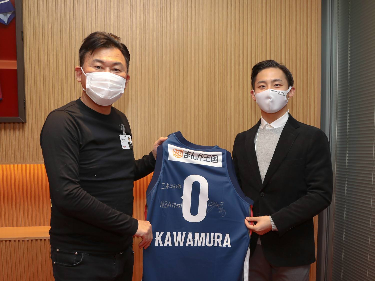 会社訪問に訪れた河村と記念撮影をする楽天・三木谷浩史会長兼社長。30年以上にわたってNBAを見てきたという ©Rakuten Group, Inc.