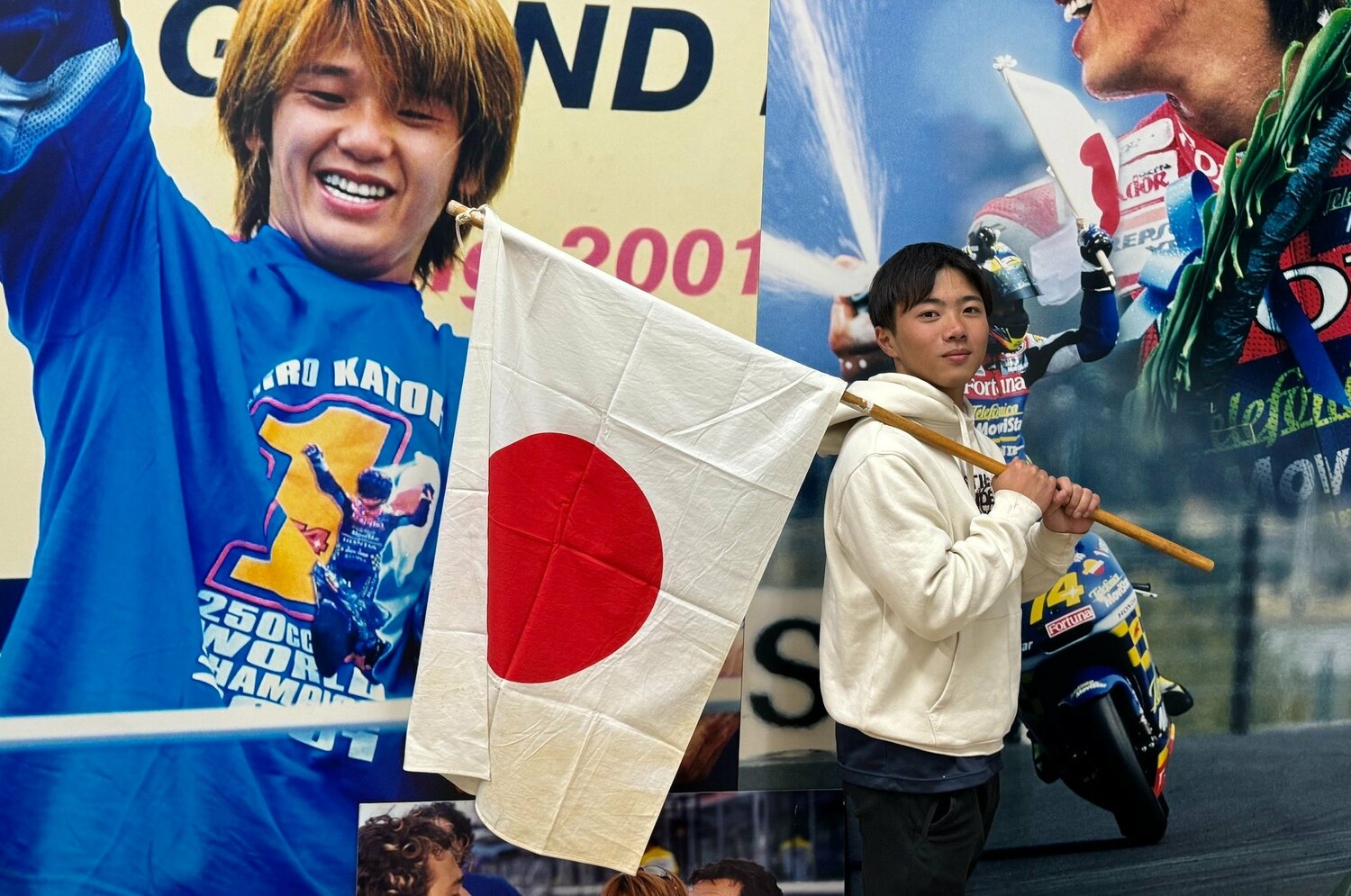 故・加藤大治郎がレースで掲げた日章旗を掲げる素顔の古里太陽　©Satoshi Endo